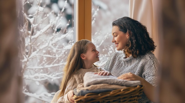 Retrato de inverno de uma família feliz e amorosa vestindo suéteres de malha Mãe e filho se divertindo