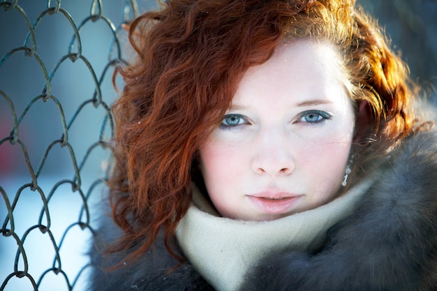 retrato de inverno de uma linda mulher congelando