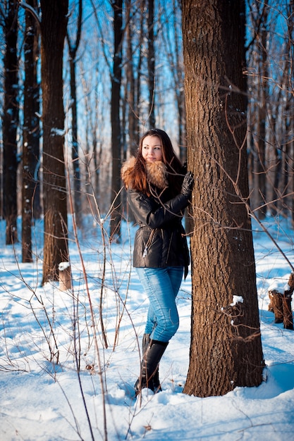 Retrato de inverno de uma menina em tempo frio.