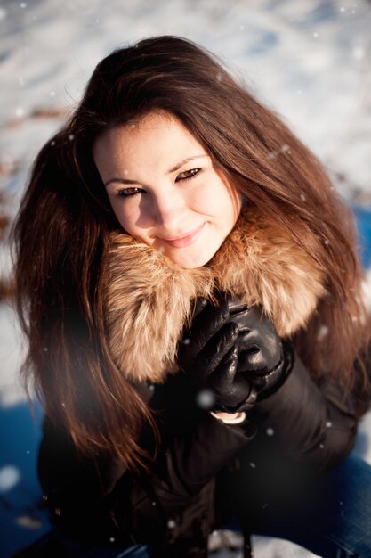 Retrato de inverno de uma menina em tempo frio.