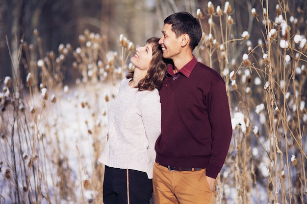 Retrato de inverno quente de homem e mulher de raça asiática e caucasiana