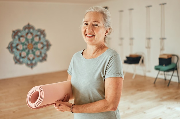 Foto retrato de ioga e tapete de mulher sênior e bem-estar de fitness e estilo de vida saudável no ginásio de esportes e clube aposentadoria de velha feliz e tapete de ioga para exercício de treino de pilates e felicidade