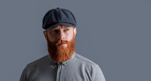 Retrato de irlandês isolado em cinza Cara barbudo com rosto sério Cara de barba por fazer com barba ruiva