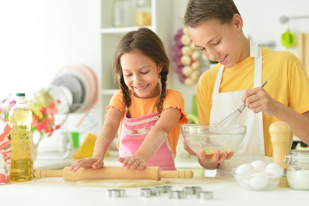 Retrato de irmão e irmã cozinhando juntos