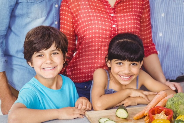 Foto retrato de irmãos com a família