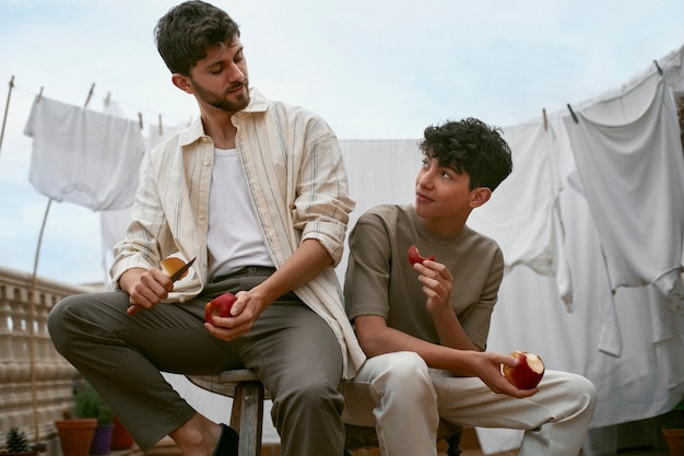 Foto retrato de irmãos comendo maçãs juntos ao ar livre