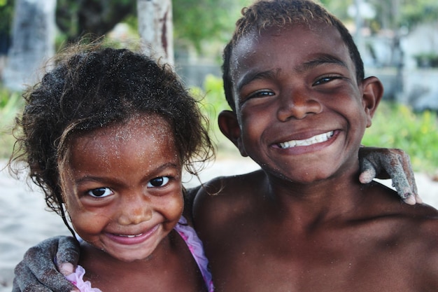 Retrato de irmãos felizes ao ar livre