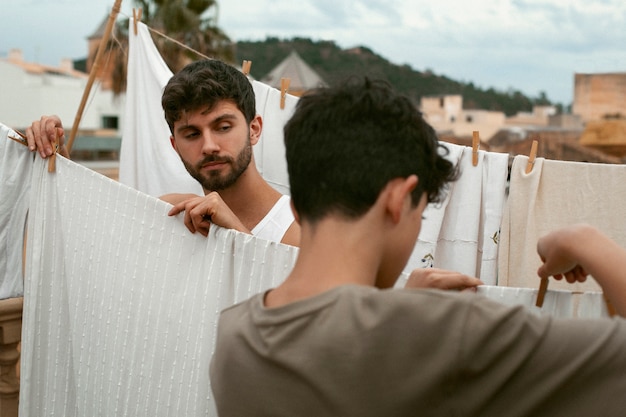 Foto retrato de irmãos passando tempo juntos ao ar livre