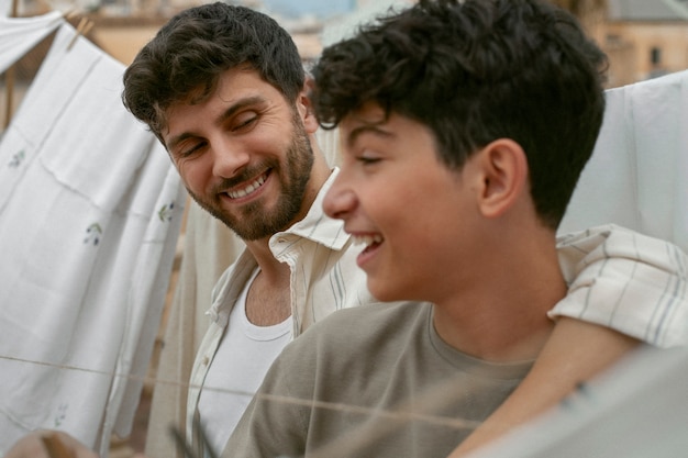 Foto retrato de irmãos passando tempo juntos ao ar livre