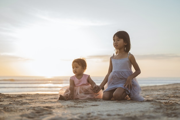 Retrato de irmãzinhas curtindo férias na praia