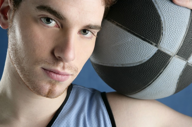 Foto retrato de jogador de basquete jovem