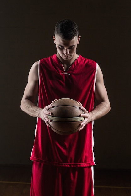 Retrato de jogador de basquete, segurando uma bola