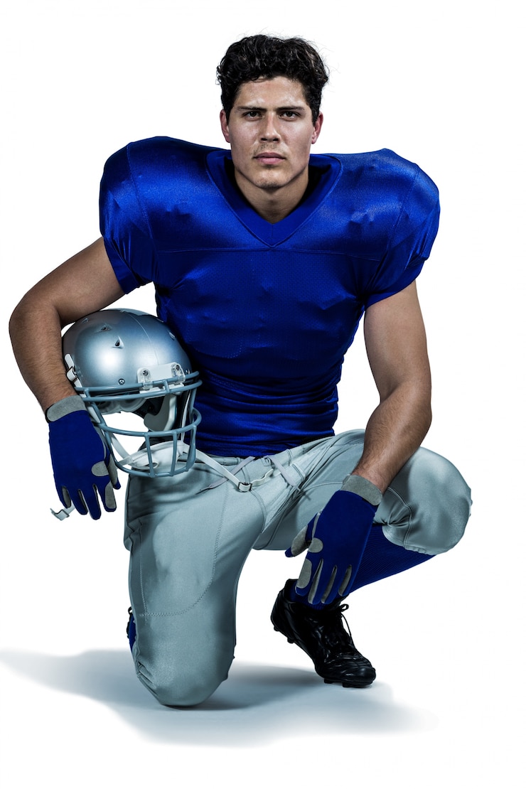 Foto retrato de jogador de futebol americano confiante segurando capacete