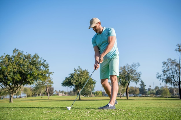 Retrato de jogador de golfe no boné com estilo de vida de pessoas do clube de golfe homem energético jogando jogo na grama verde atividade de verão esporte profissional jogador de golfe masculino ao ar livre no campo de golfe profissional