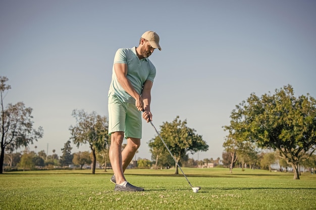 Retrato de jogador de golfe no boné com estilo de vida de pessoas do clube de golfe homem enérgico jogando jogo