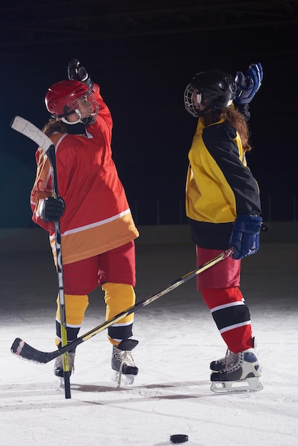 retrato de jogadores de esporte de hóquei no gelo de meninas adolescentes