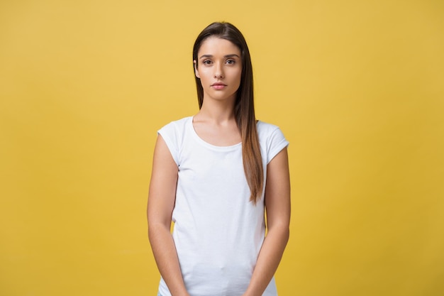 Retrato de jovem adolescente com pele saudável, vestindo top listrado, olhando para a câmera com expressão séria ou pensativa, modelo de mulher caucasiana com lindo rosto posando dentro de casa