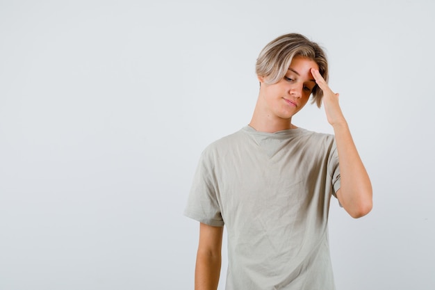 Retrato de jovem adolescente esfregando a testa