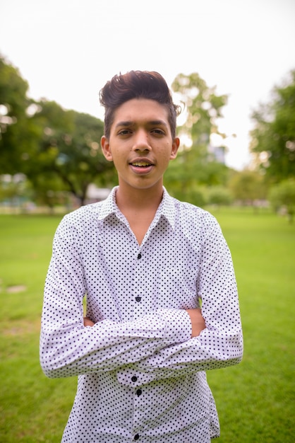 Foto retrato de jovem adolescente indiano relaxando no parque