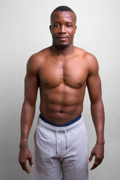 retrato de jovem africano musculoso sem camisa em branco