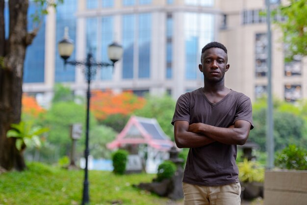 Retrato de jovem africano no parque ao ar livre