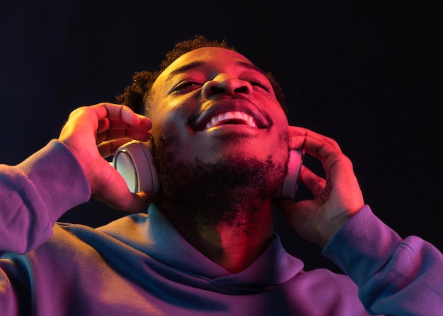 Foto retrato de jovem afro-americano com fones de ouvido