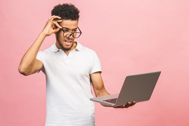 Retrato de jovem afro-americano feliz usando laptop