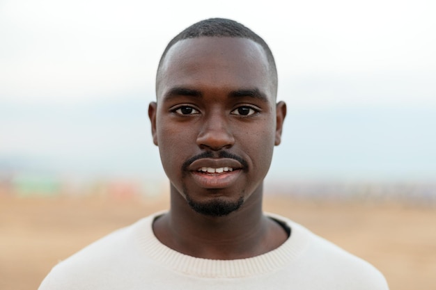 Retrato de jovem afro-americano olhando para a câmera Headshot Lifestyle