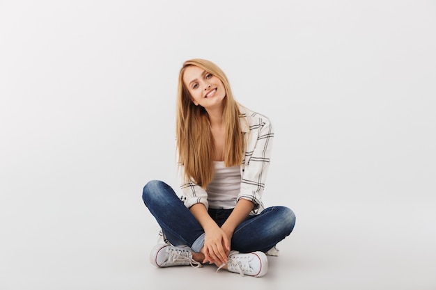 Retrato de jovem alegre e casual