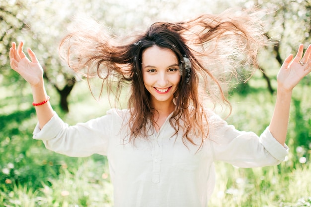 Retrato de jovem alegre no jardim