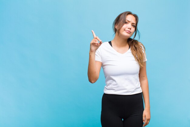 Foto retrato de jovem alegre