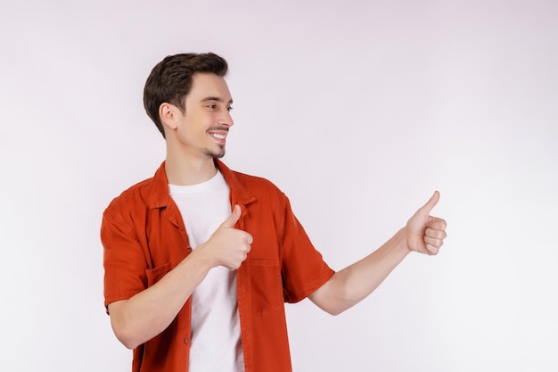 Retrato de jovem apontando os dedos para o espaço de cópia isolado no fundo branco do estúdio