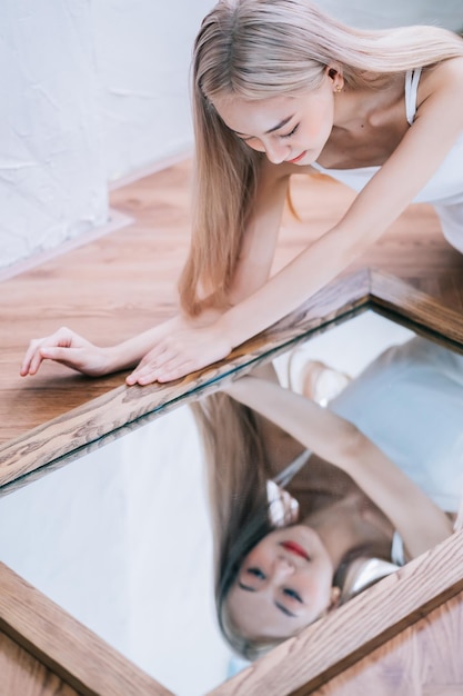 Retrato de jovem asiática e seu reflexo no espelho