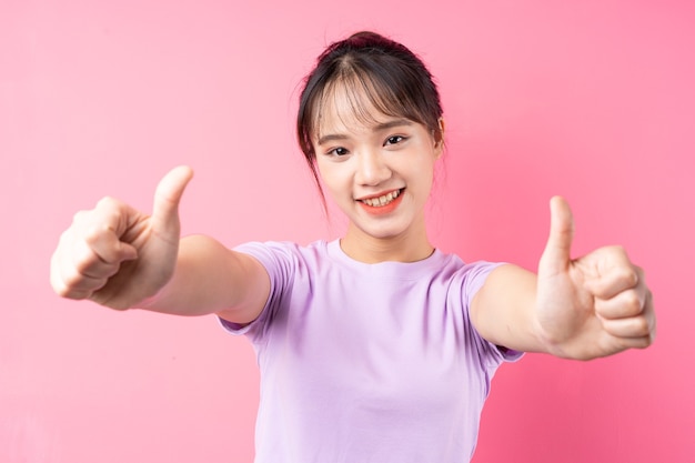 Retrato de jovem asiática em fundo rosa