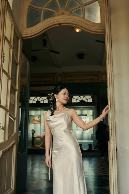 Retrato de jovem asiática em vestido de festa branco