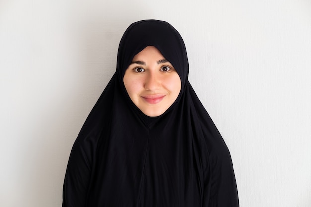 Retrato de jovem asiática usando hijab