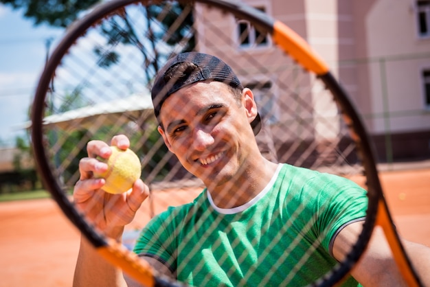 Retrato de jovem Atlético na quadra de tênis