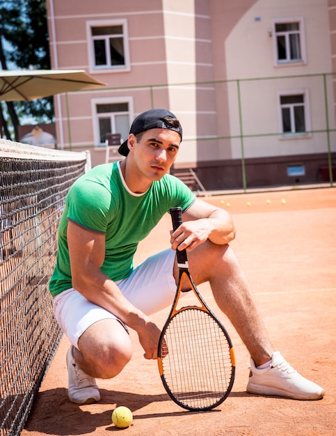 Retrato de jovem atlético na quadra de tênis