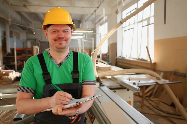 Retrato de jovem atraente no trabalho