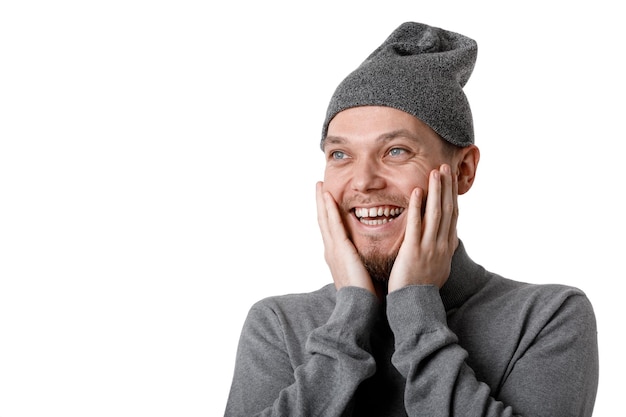 Retrato de jovem barbudo rindo no chapéu