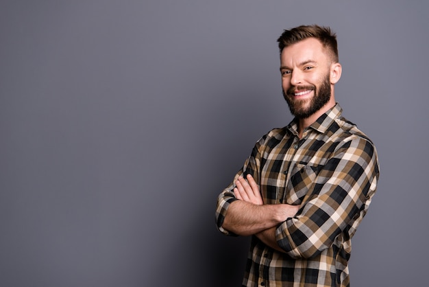 Foto retrato de jovem barbudo