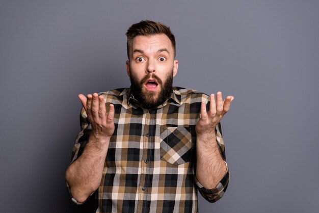 Foto retrato de jovem barbudo