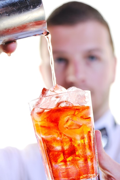 retrato de jovem barman isolado no fundo branco com bebida de coquetel de álcool