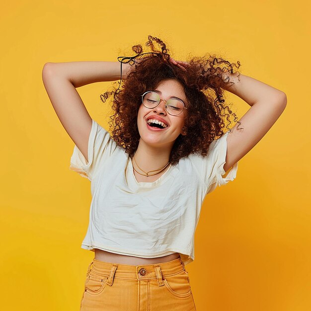 Foto retrato de jovem beleza mulher negra africana modelo de menina com cabelo encaracolado posando para uma foto