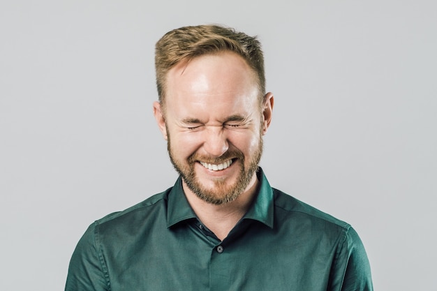 Retrato de jovem bonito com barba sorrindo rindo