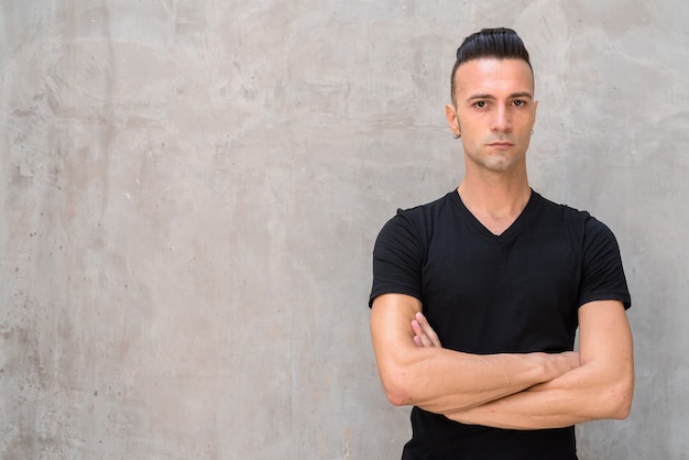 Retrato de jovem bonito com corte inferior vestindo camiseta preta