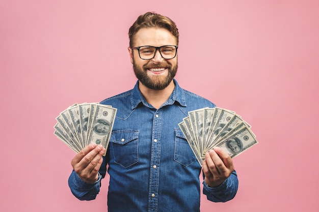 Retrato de jovem bonito com óculos segurando notas