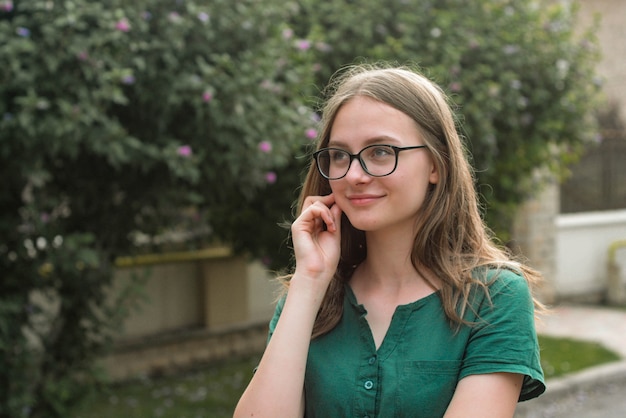 Foto retrato de jovem bonito com óculos