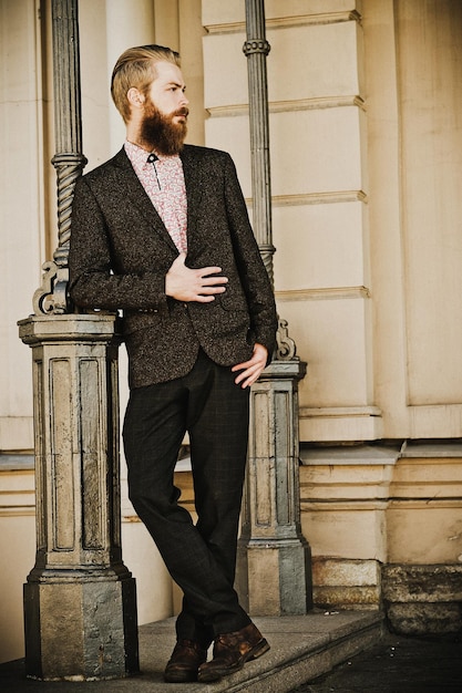 Retrato de jovem bonito elegante ao ar livre