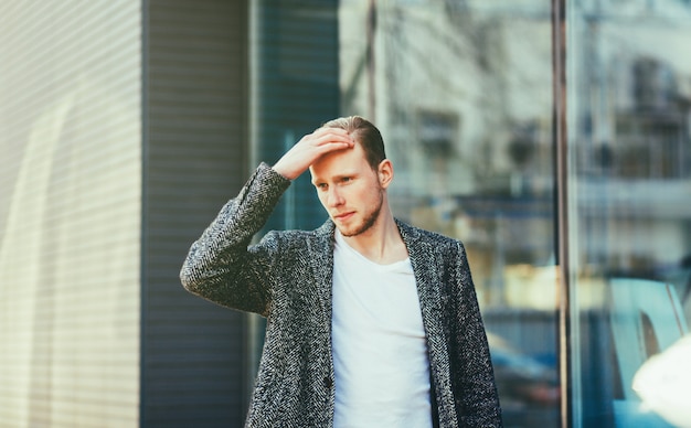 Retrato de jovem bonito elegante ao ar livre